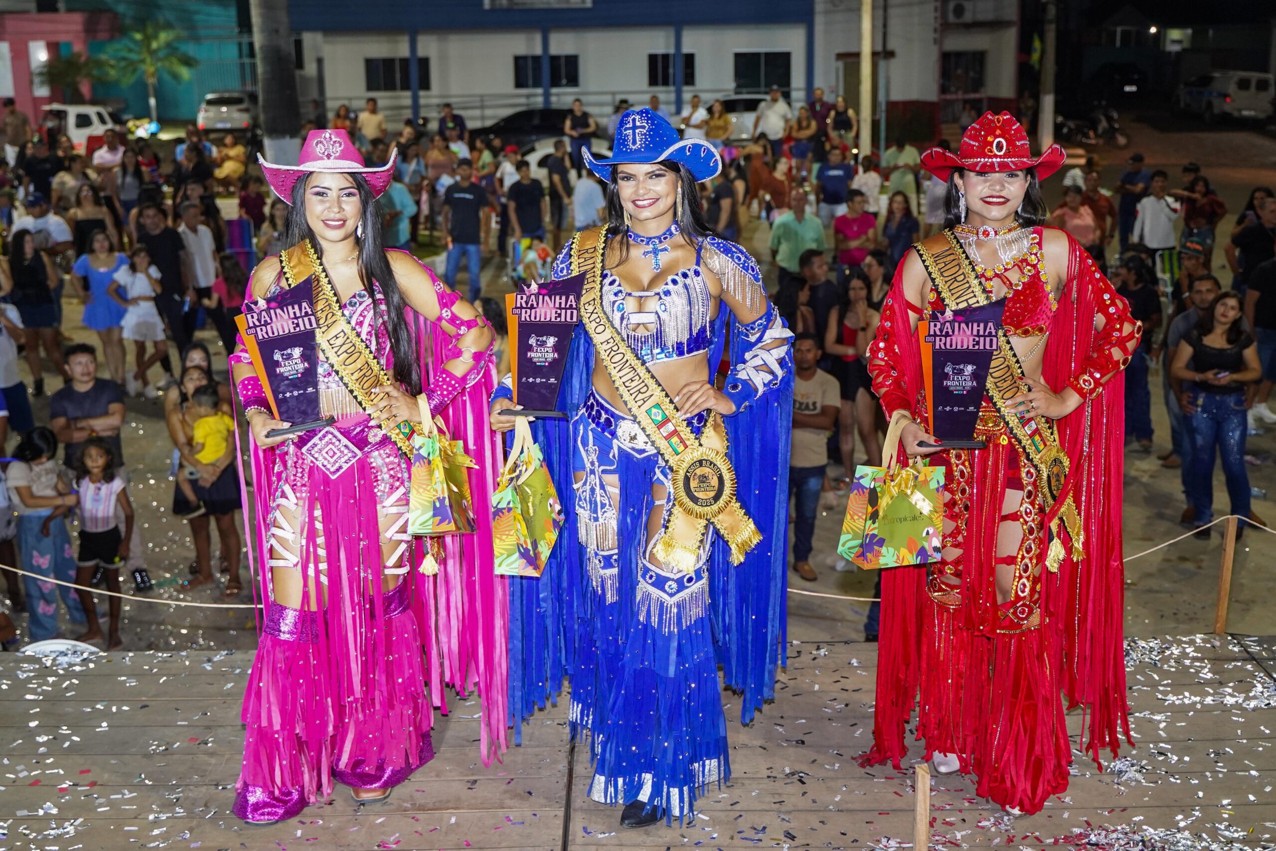 Natailane Silva is elected Queen of Rodeo 2025 at the opening of the program of Expo Fronteira in Assis Brasil
