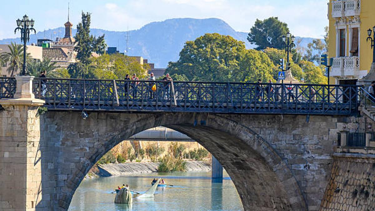 A mother from the United Kingdom moves to Murcia with her children and praises the price of light invoices: "It's nothing"