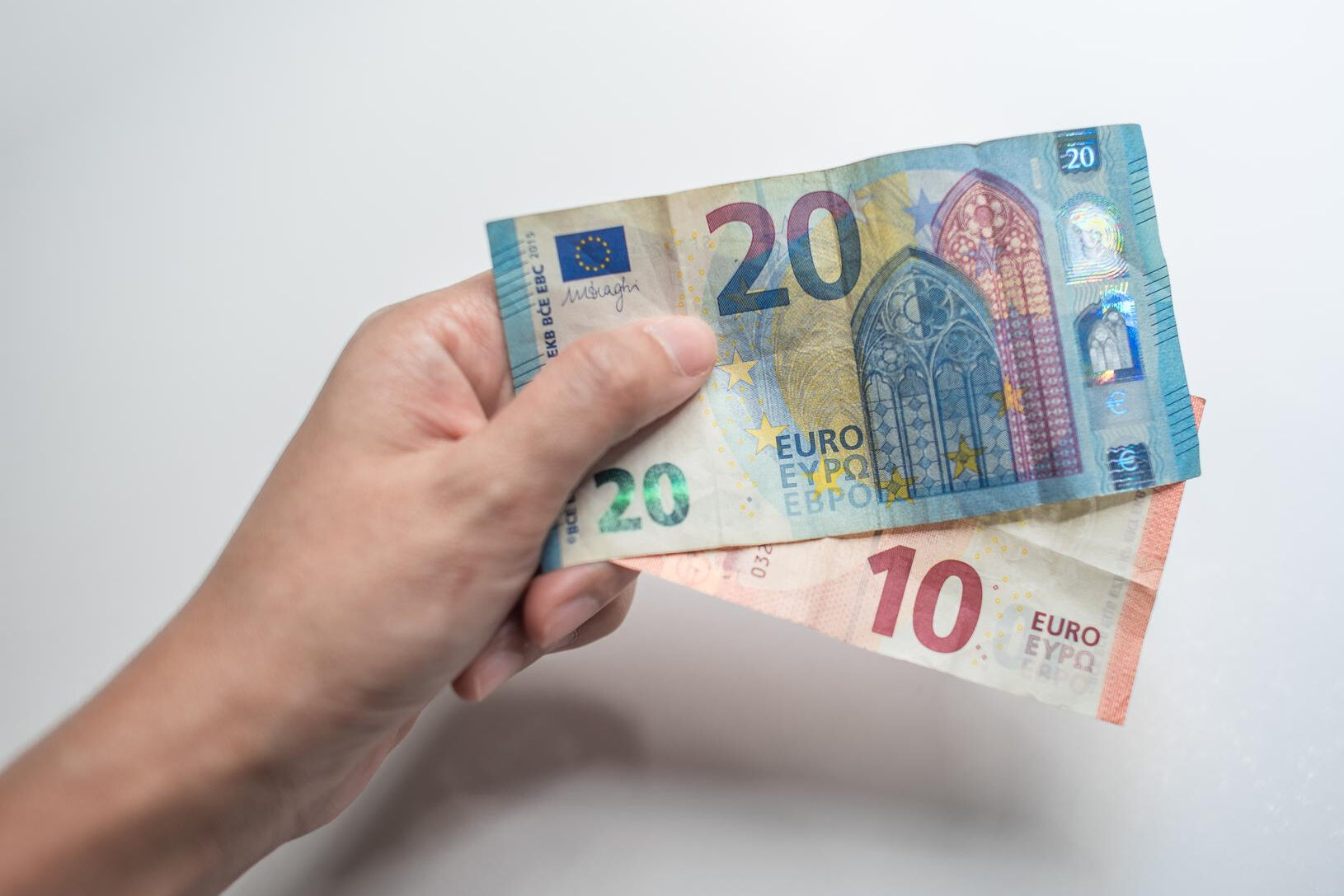 Do you know you can get back up to 30 € plus interest? All about Deco's action against operators