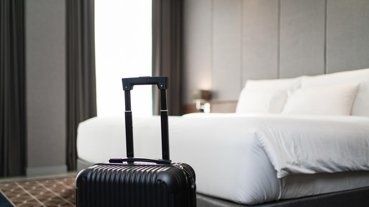 A tourist looks at the figures with the towels left by hotel employees and declares the most comic battle