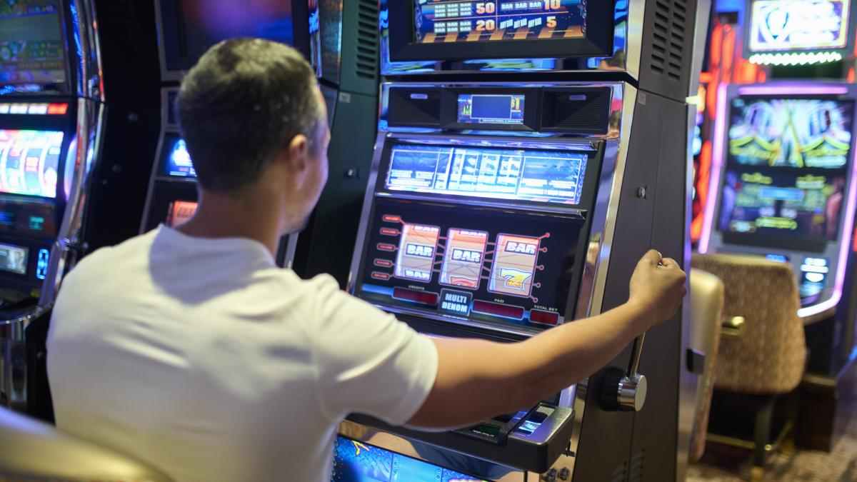 A truck driver loses 171,500 euros betting in just 5 days e, dissatisfied, he appears at the police station: "The machines in which I played were empty"