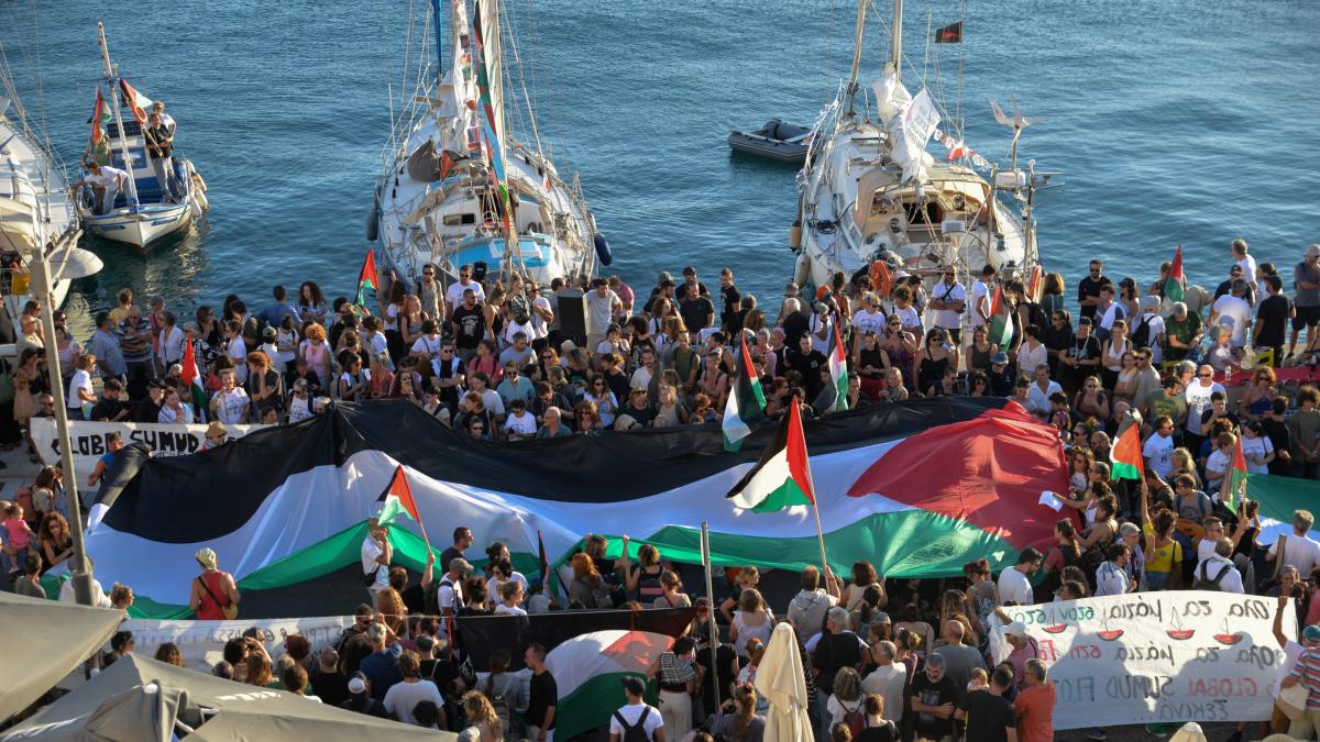 The flotilla denounces Israel attacks as a retaliation for refusing to deliver the help they carry to Gaza: "They are disgusting"