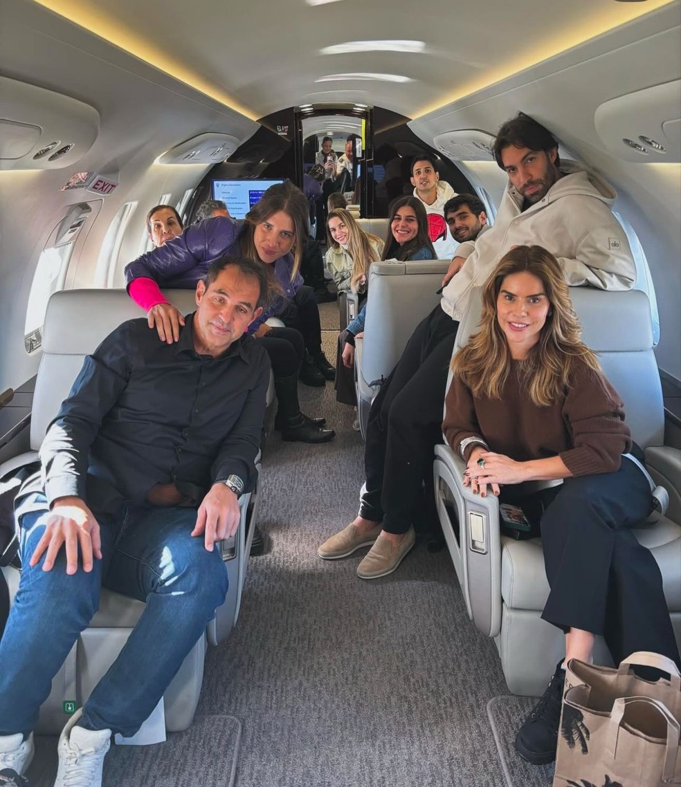 Giuliano Bertolucci next to the family on a private plane - Photo: Reproduction/Instagram