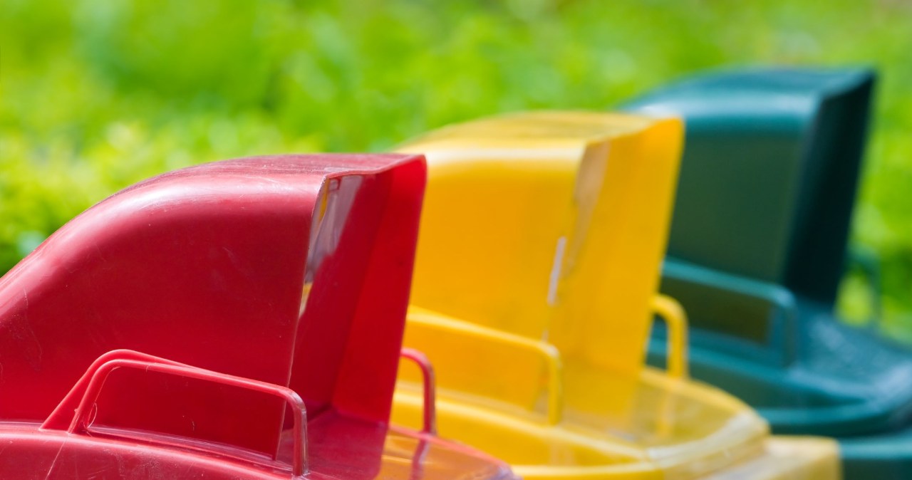 When cleaning a cemetery, it is worth remembering about waste segregation /Picsel