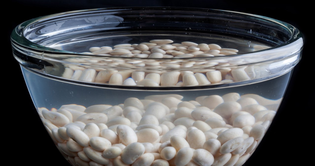 Soak the dry beans in cold water and leave it overnight. Start preparing baked beans the next day /123RF/PICSEL