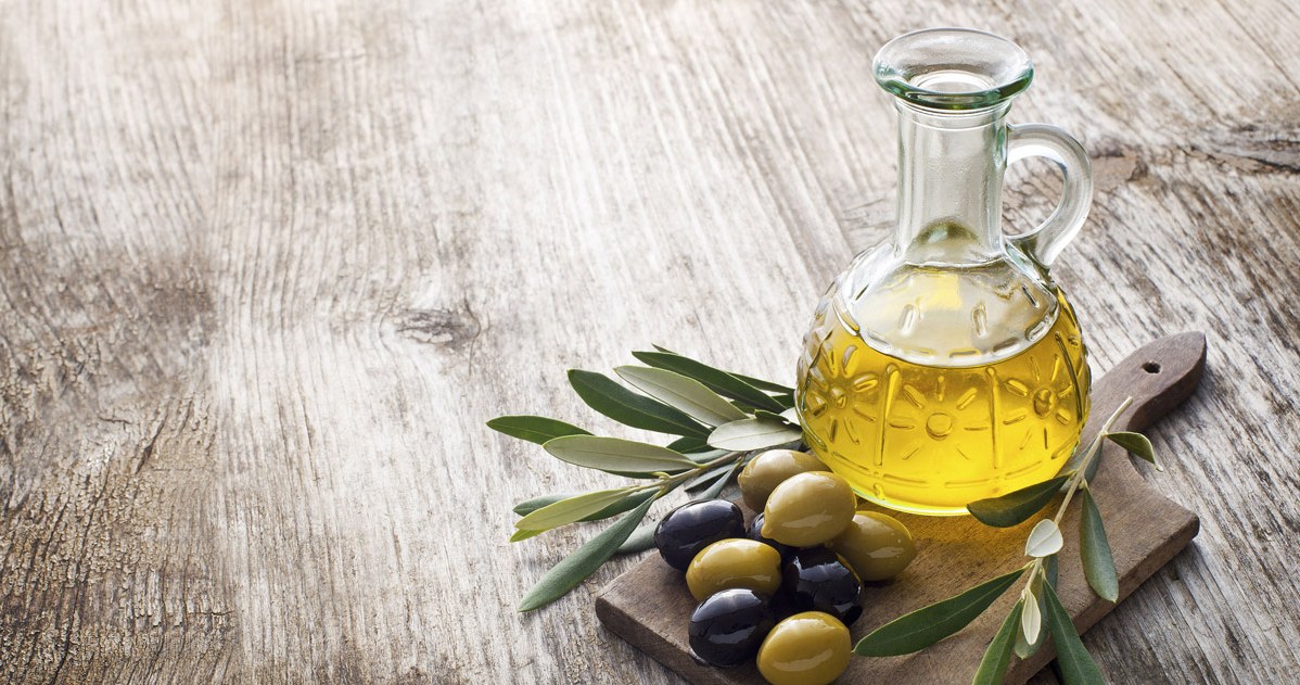 Olive oil has, among others, smoothing, cleansing, moisturizing, rebuilding, anti-aging and anti-wrinkle properties /123RF/PICSEL