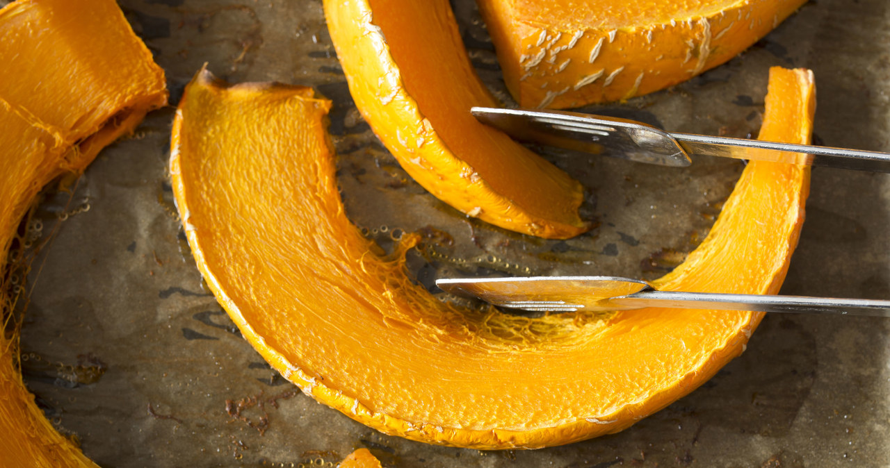 Put the pumpkin in the oven. Thanks to this, we will not have to worry