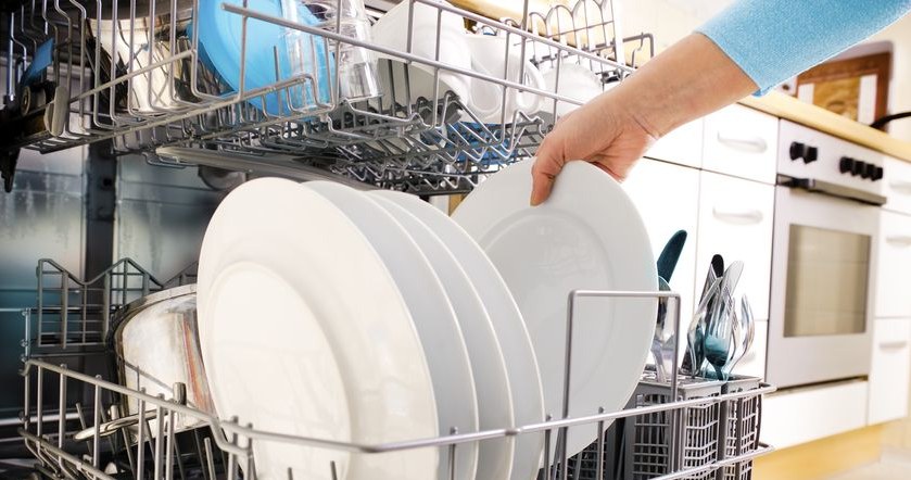 ​Do you put dishes in the dishwasher this way? Don't be surprised if they are still dirty after washing
