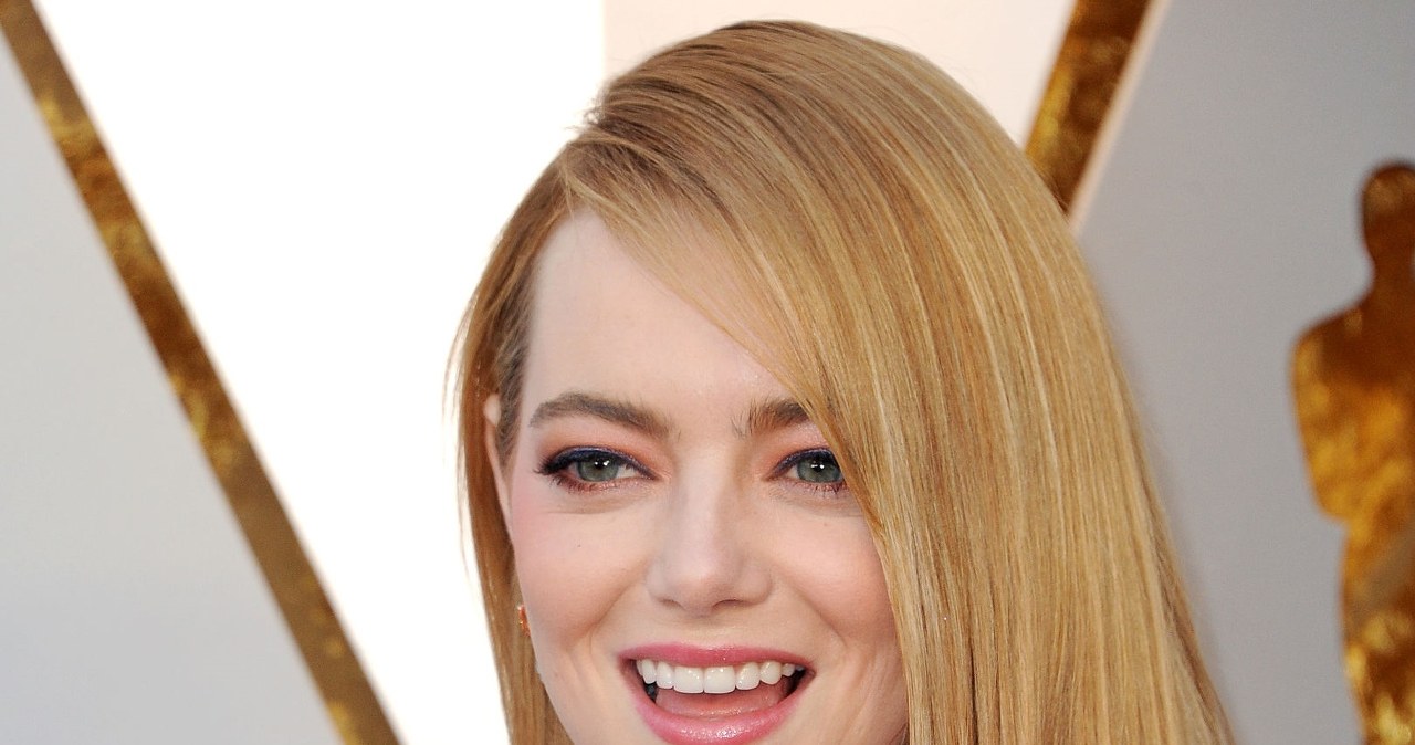 Shoulder-length hair with a side part - Emma Stone in the perfect hairstyle for women with full faces /123RF/PICSEL