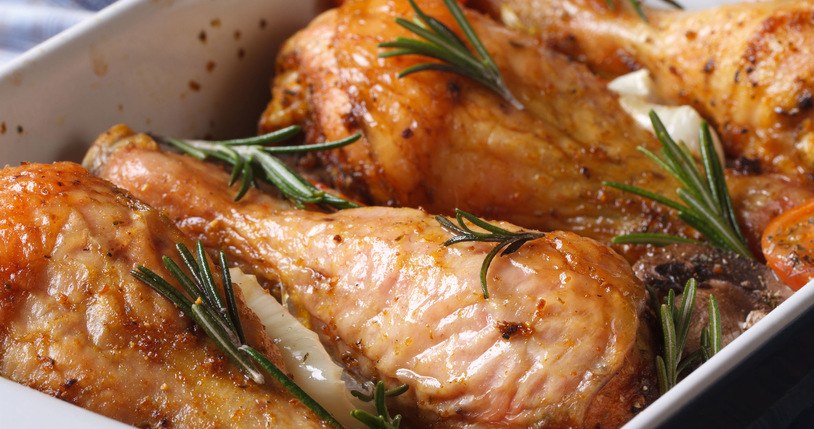 Chicken drumsticks should be marinated before putting them in the oven /123RF/PICSEL
