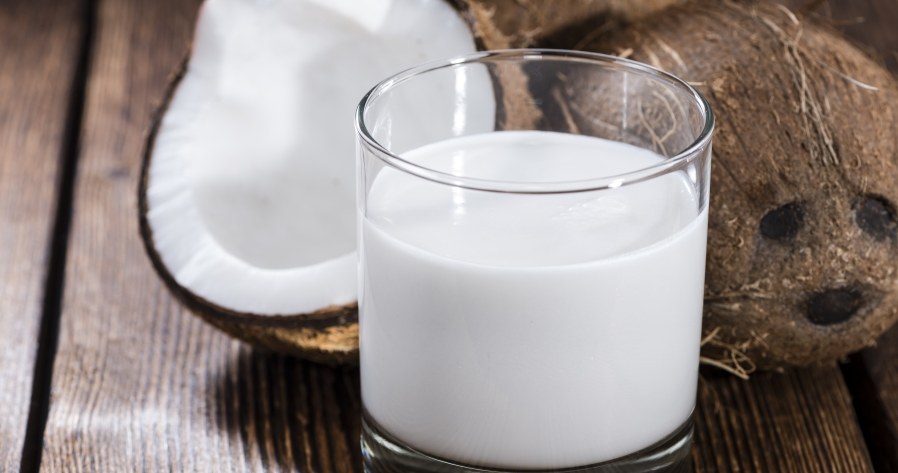 Coconut milk gives the coffee a creamy consistency and a slightly exotic aroma. /123RF/PICSEL