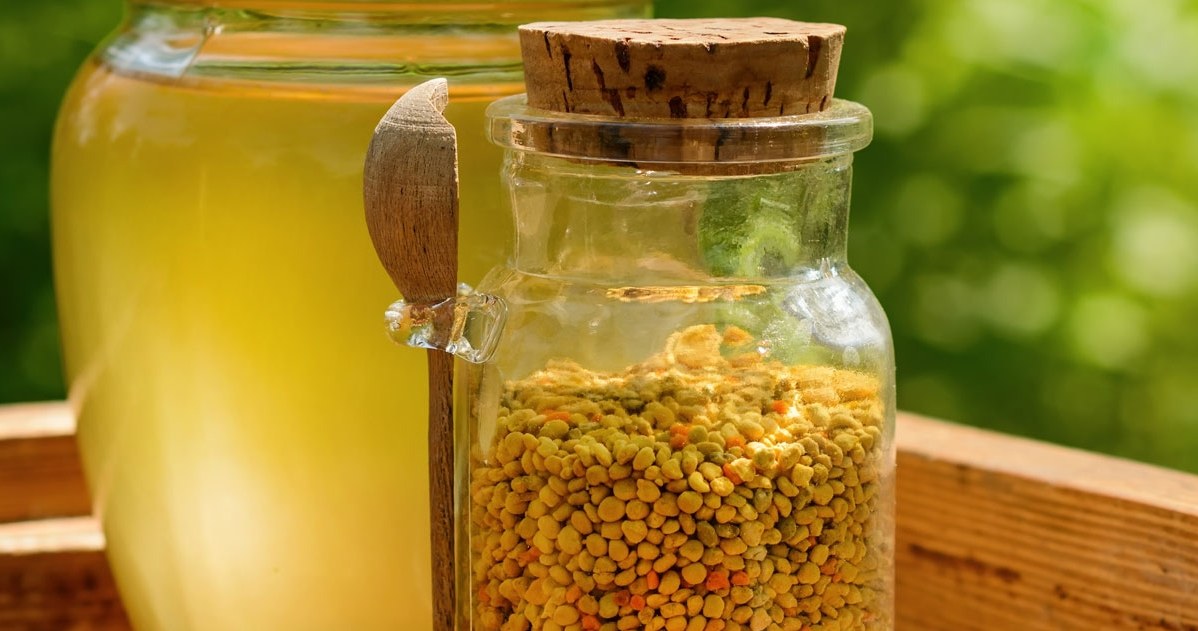 It is best to dissolve bee pollen in lukewarm water to drink it in the morning /123RF/PICSEL