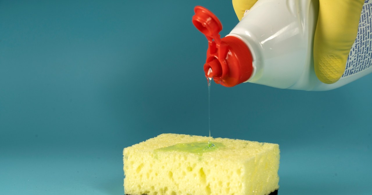 Dishwashing liquid and distilled water are a proven recipe for a home-made glasses cleaner /123RF/PICSEL