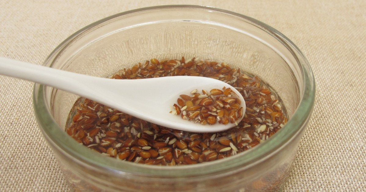 Apply the jelly-like gel that will be created when cooking linseed to your face. It will firm the skin and give it a healthy glow /123RF/PICSEL