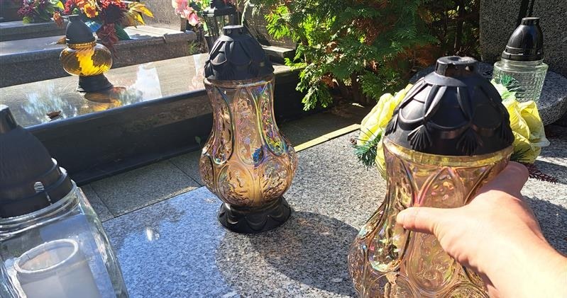 Tall candles can be problematic because the deep-seated wicks are difficult to reach with a short match. Fortunately, pasta allows you to start them quickly and effectively /Tomasz Hirkyj /INTERIA.PL