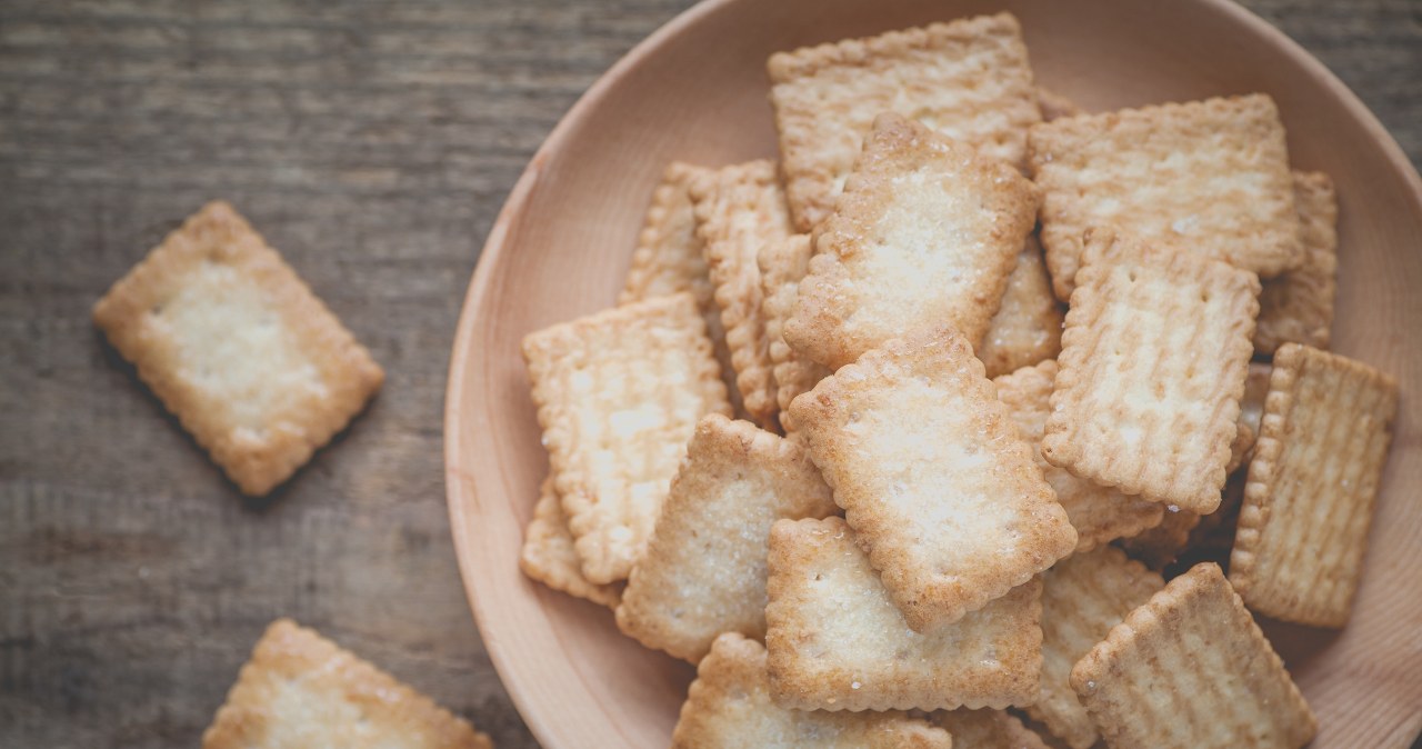 Just crush the biscuits and pour the mixture over them to make a tasty cake
