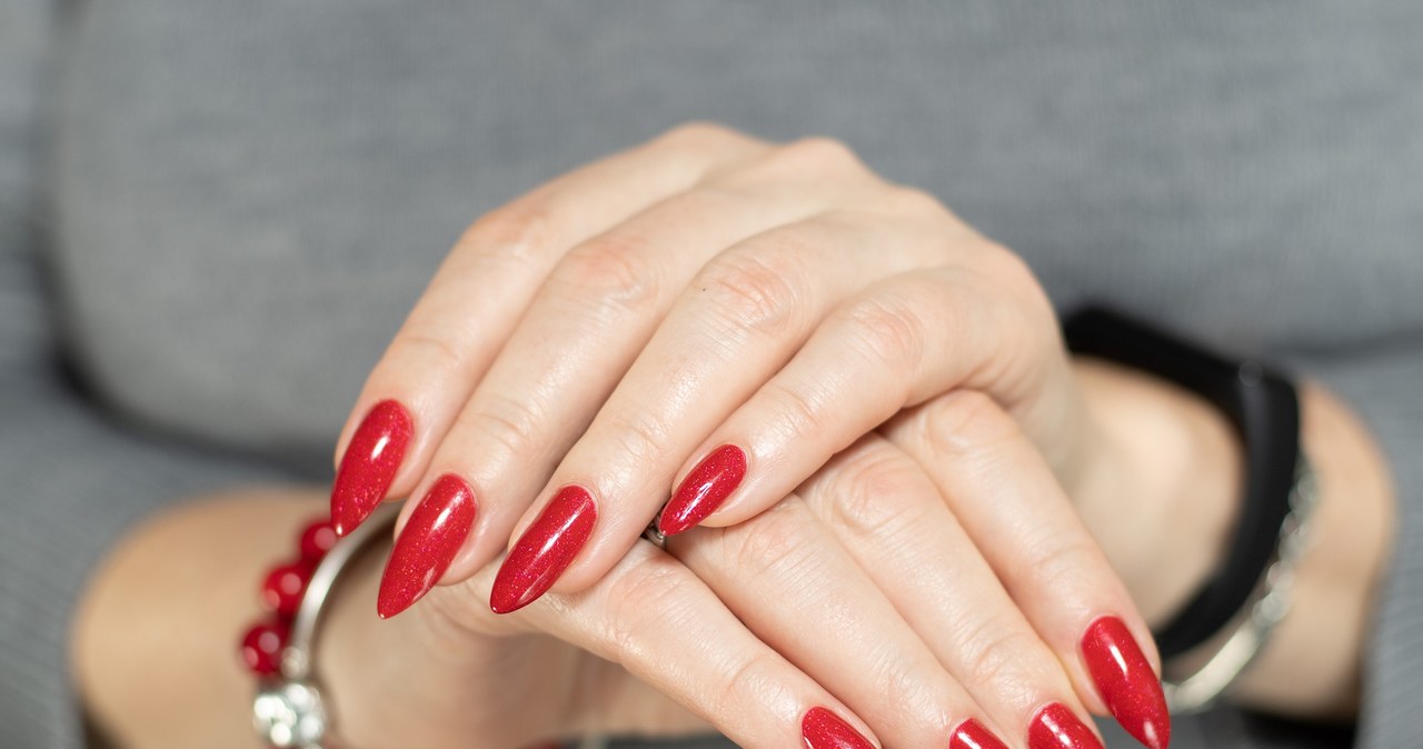 The color of the nail polish can subtract or add years to our hands. So let's focus on reliable red