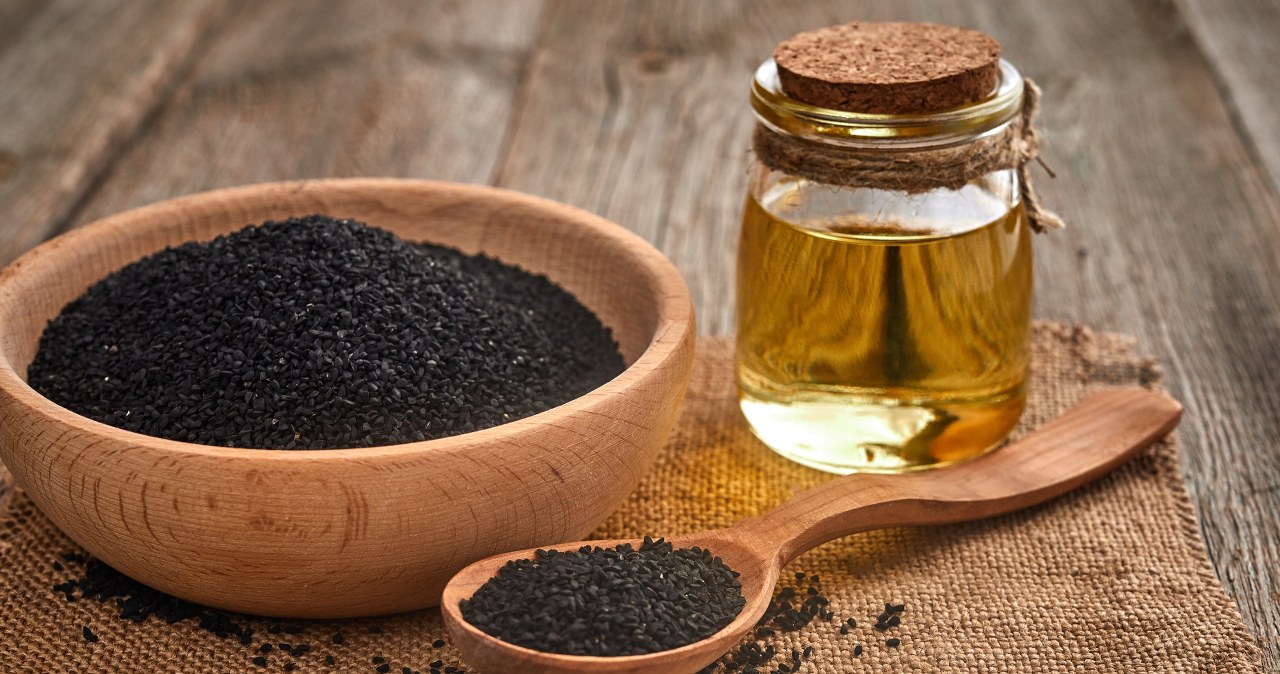 It has a bitter taste, but it works like gold. Drink a teaspoon of black cumin oil a day to save health /123RF /PICSEL