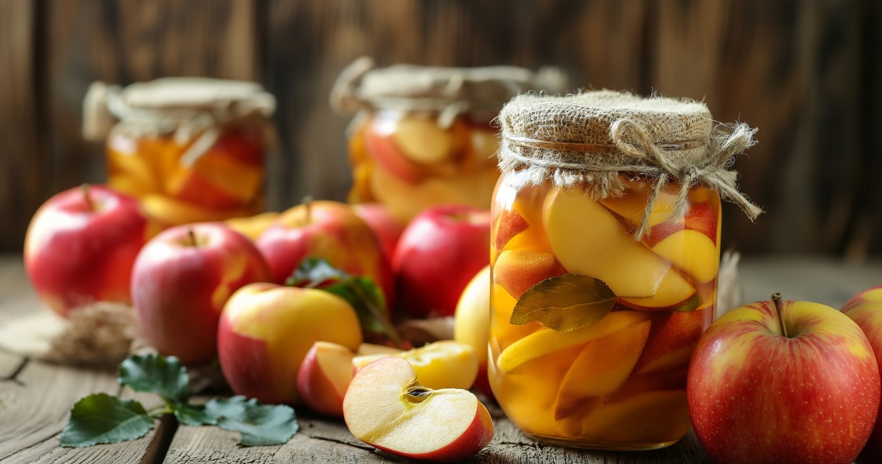 Pickled apples are a traditional delicacy that used to be available in almost every pantry.