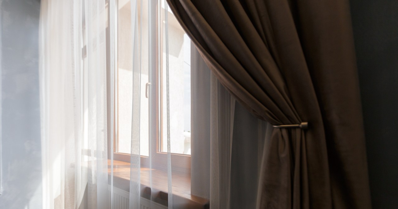 Curtains, curtains and furniture that cover the radiators absorb heat and block its free flow /pixel