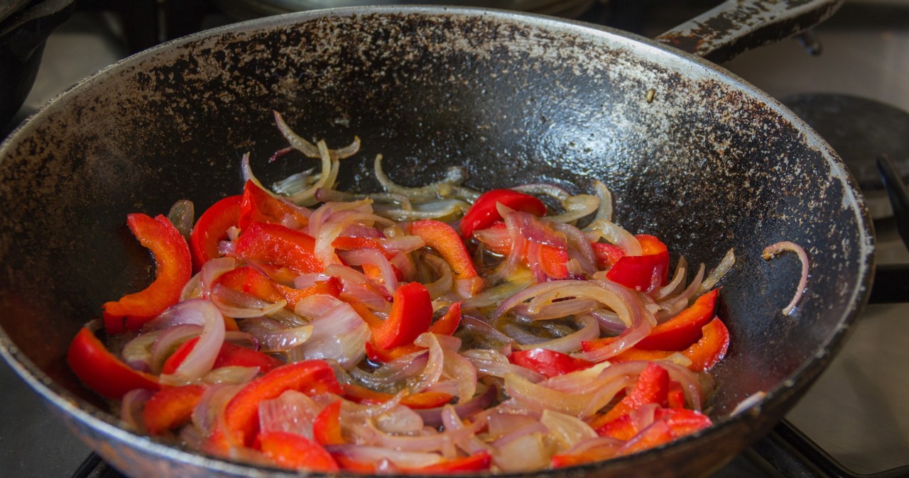 Fry the chopped pepper and onion in a pan /irinasugar /123RF/PICSEL