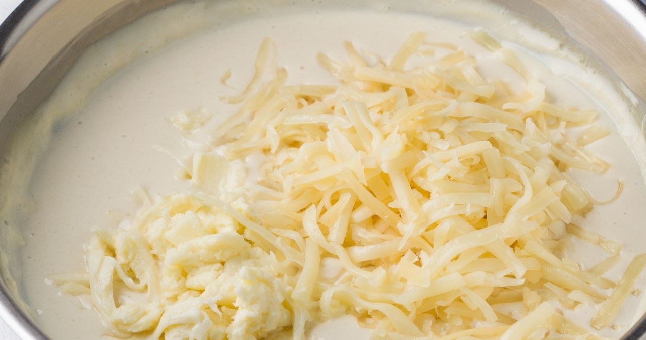 The thick sauce is made from eggs, cream, spices and grated cheese. Mix until combined /olepeshkina/123RF/PICSEL