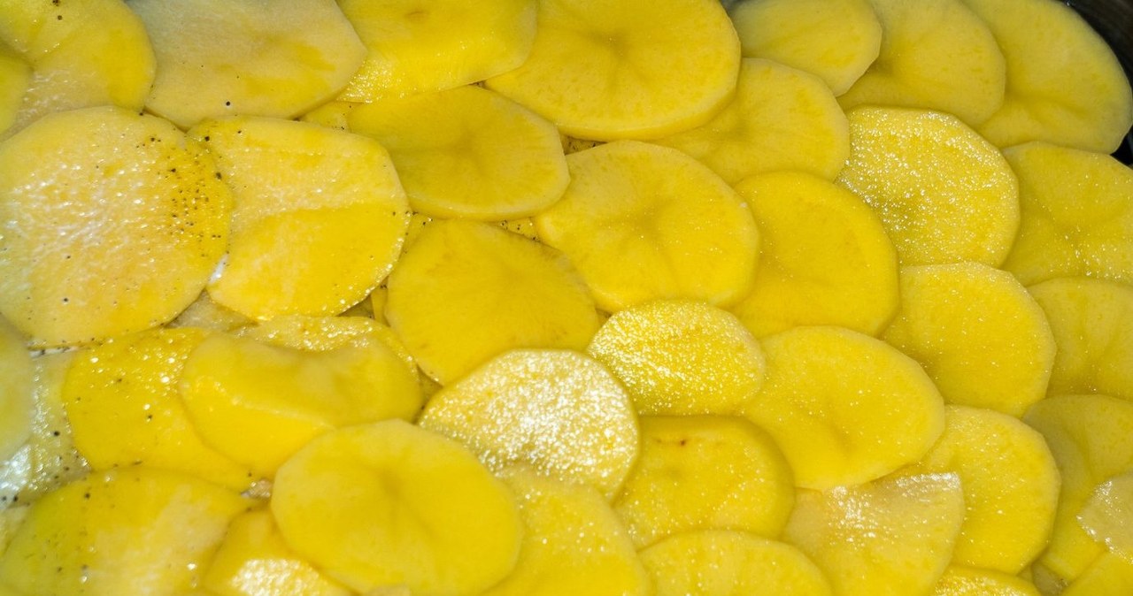 Place the potatoes in one layer - so that they overlap slightly /pro2sound /123RF/PICSEL