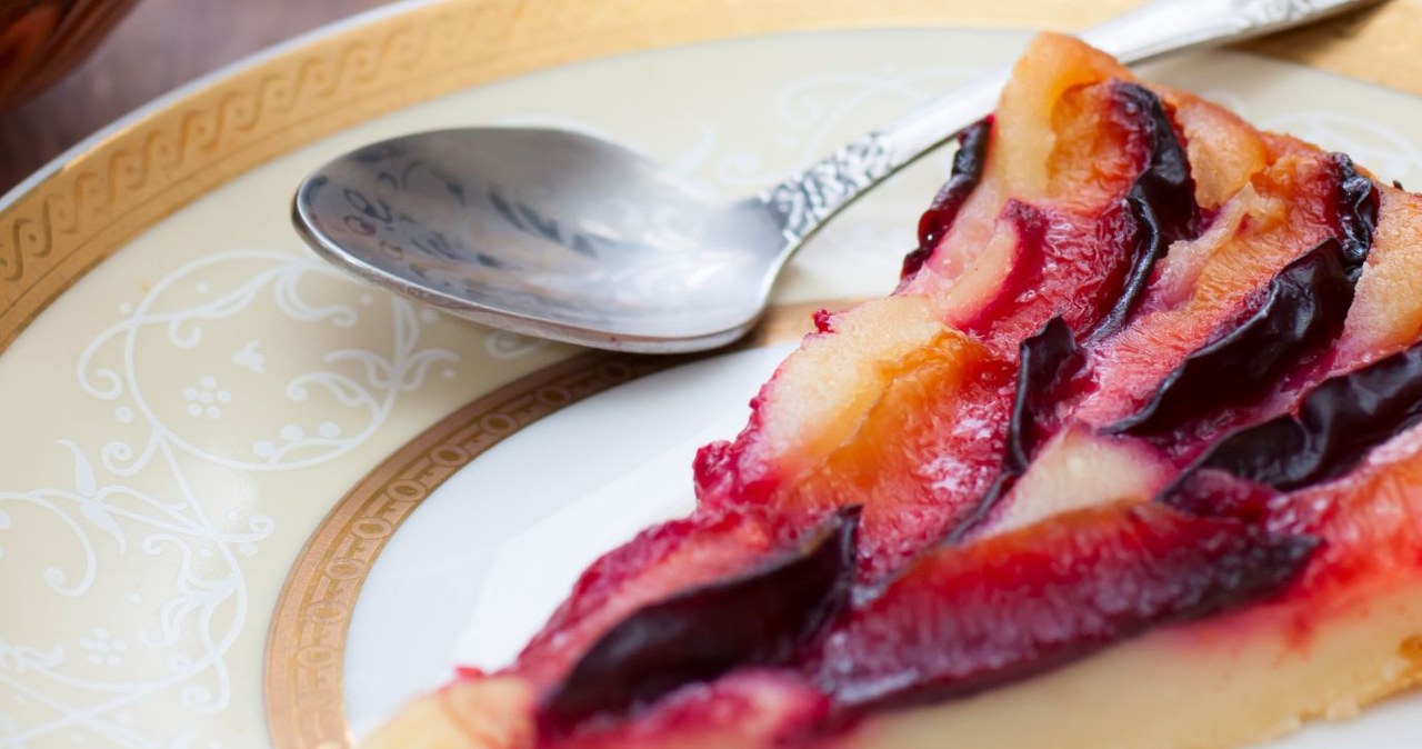 Cheesecake with plums is a cake that tastes best in autumn / Sunteya / Canva Pro