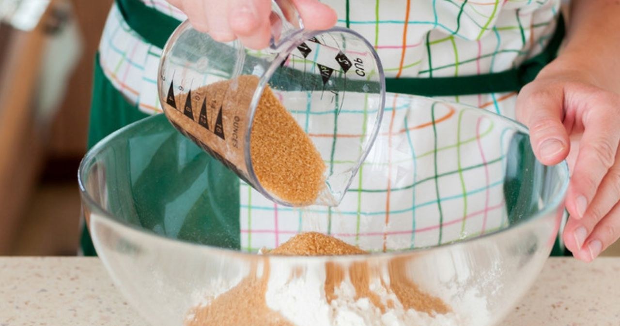 Combine dry ingredients in a separate bowl /dolphytv /123RF/PICSEL