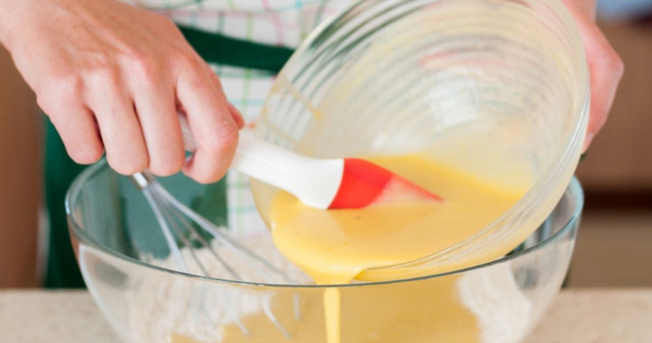Combine wet and dry ingredients /dolphytv /123RF/PICSEL