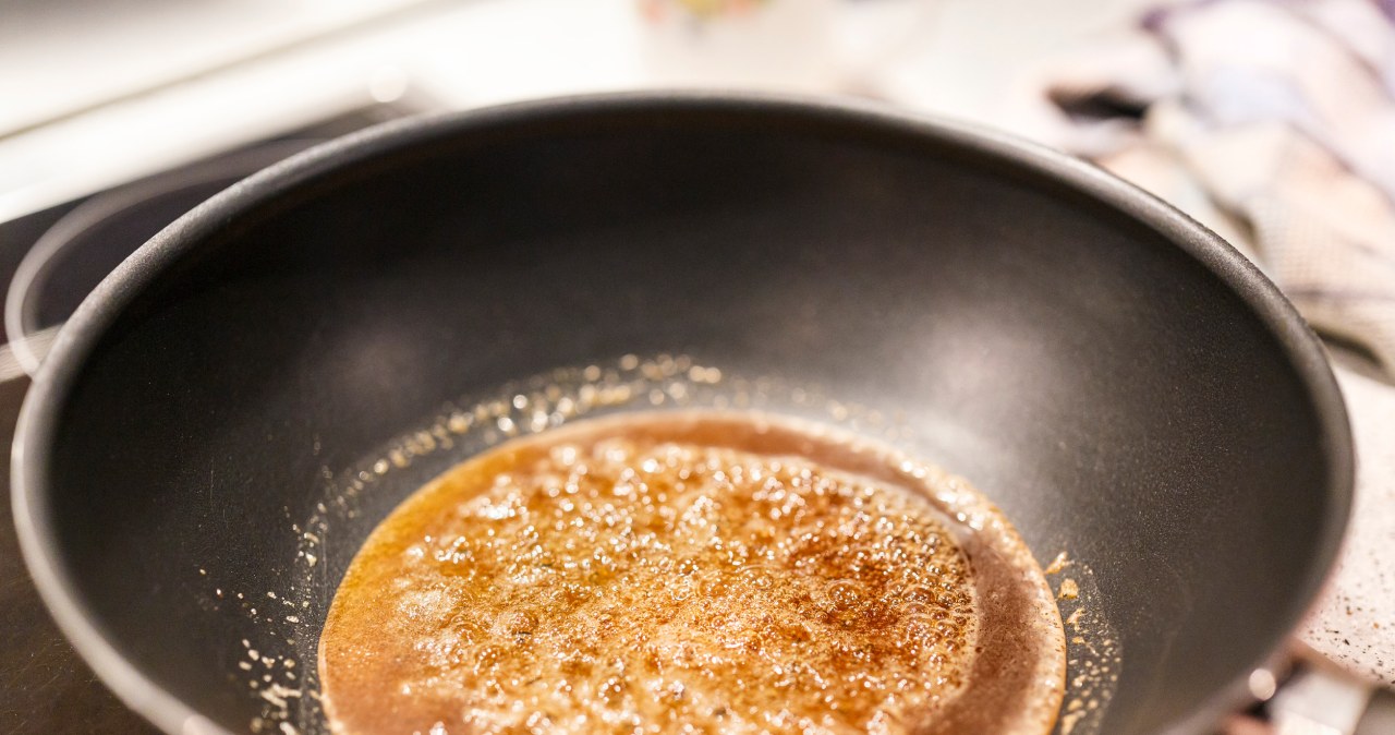 Melt the honey with sugar in a pan /czamfir /123RF/PICSEL