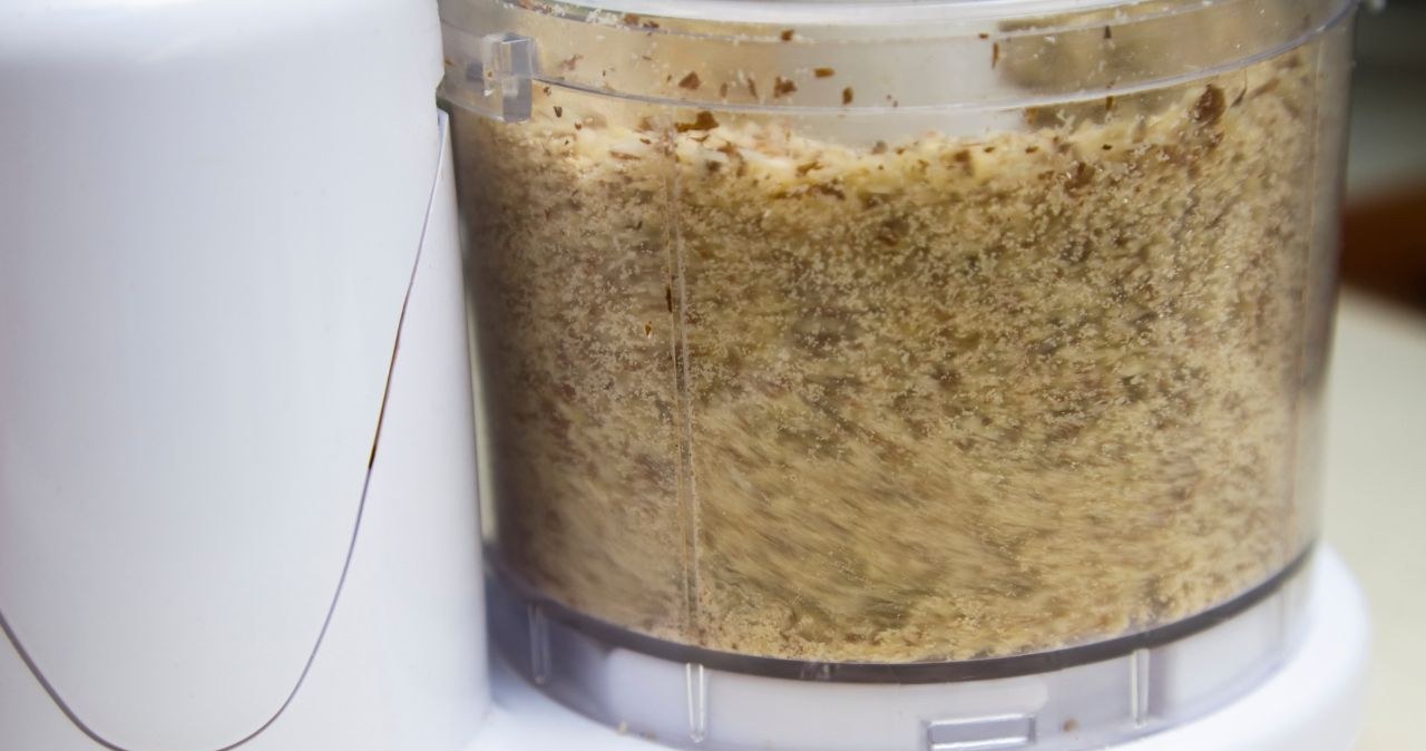 Grind walnuts into a fine powder /Terryfic3D /123RF/PICSEL