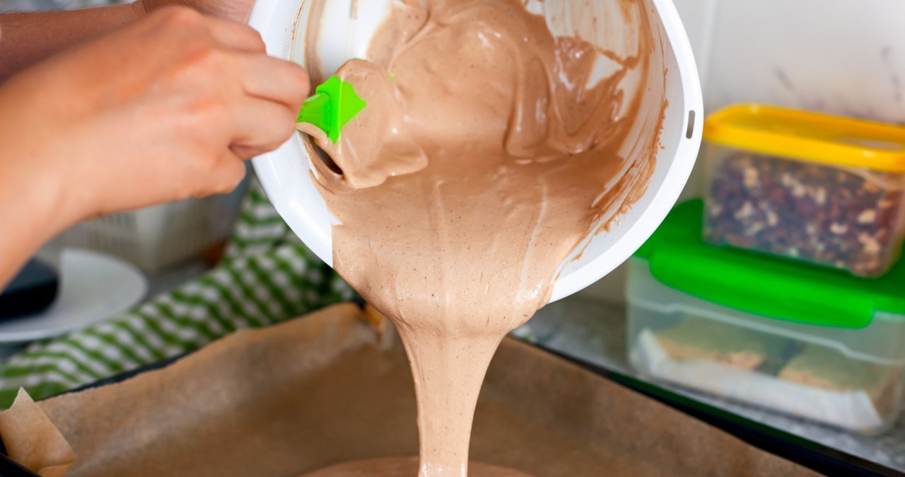 Pour the combined mass into the mold /rosinka79/123RF/PICSEL