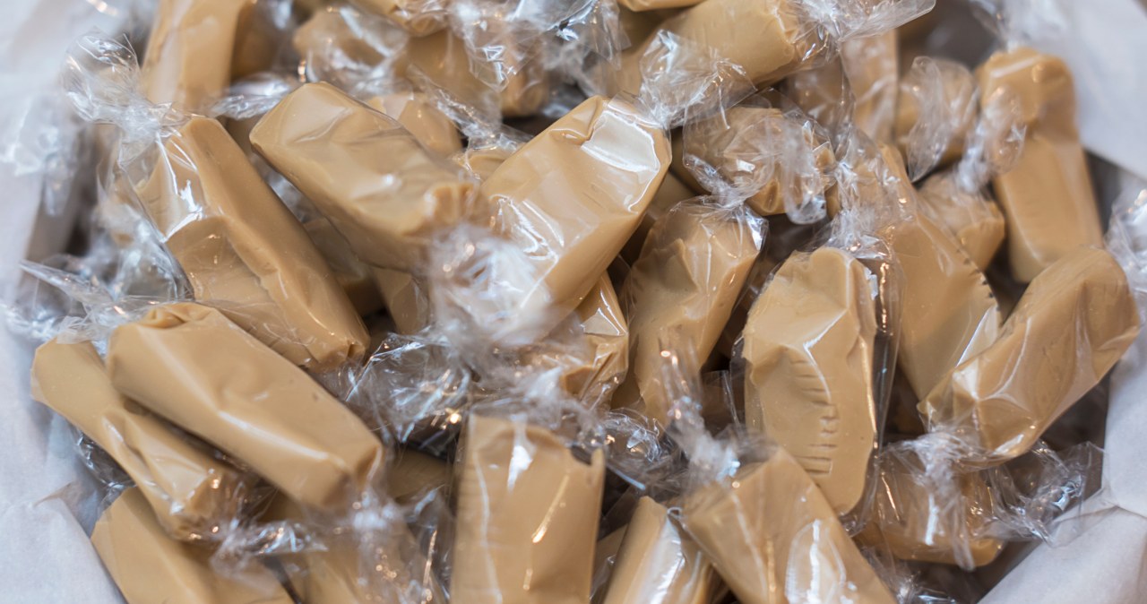 I packed the finished honeys in cellophane /anaiacobphotography /123RF/PICSEL