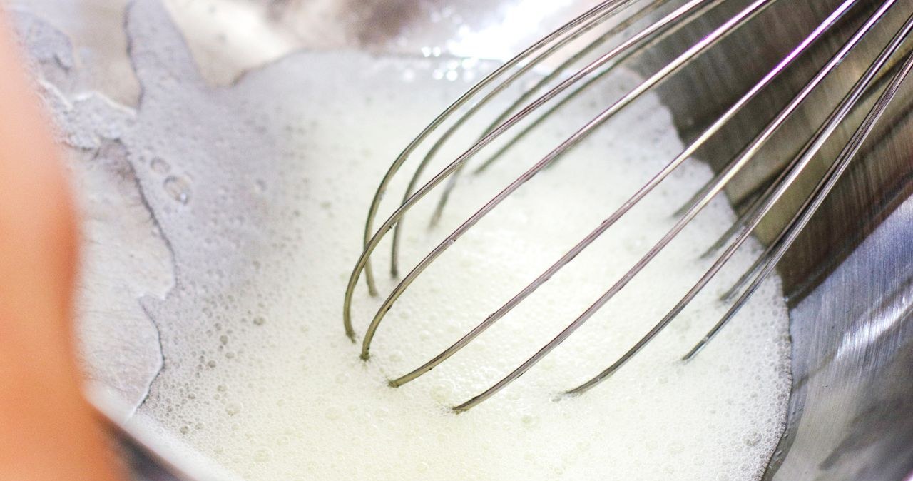 Beat the egg whites with a mixer or blender with a whisk / annacinaroglu / Canva Pro