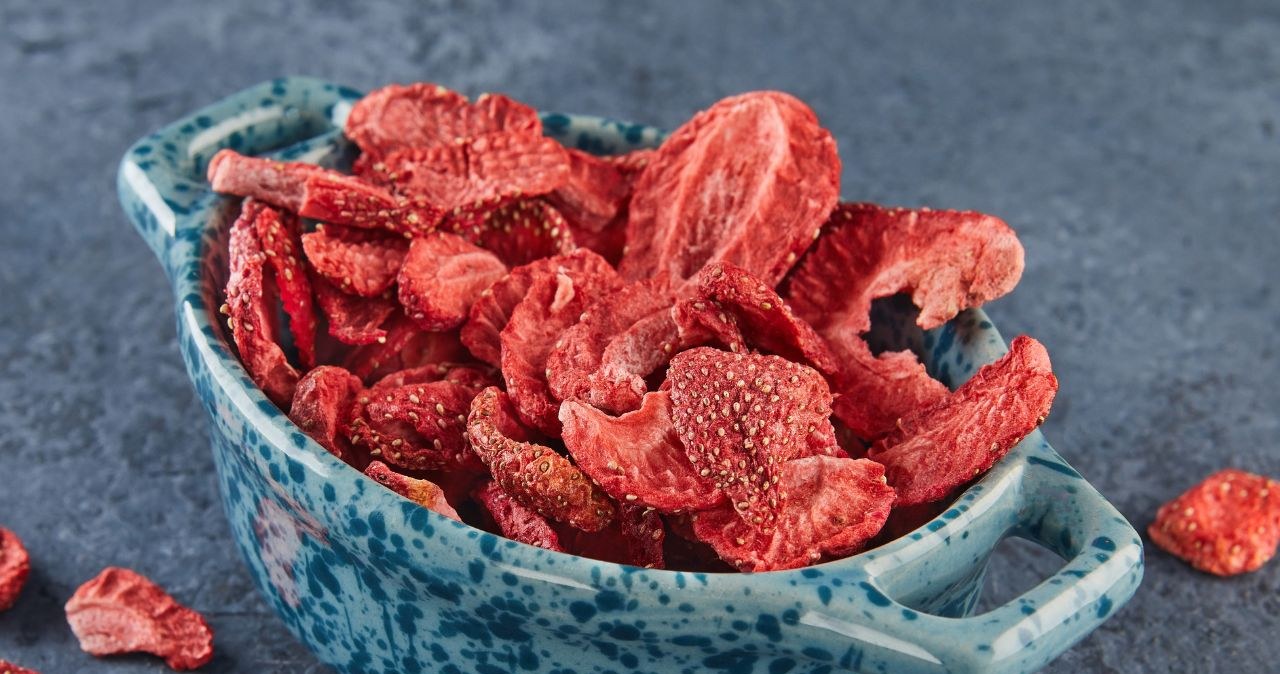 Freeze-dried strawberries are crunchy because they contain almost no water / Alexander Donin / Canva Pro