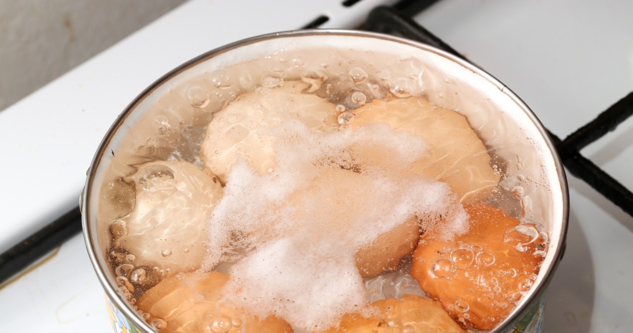 Do eggs crack while cooking? Put it in a pot and the problem will go away