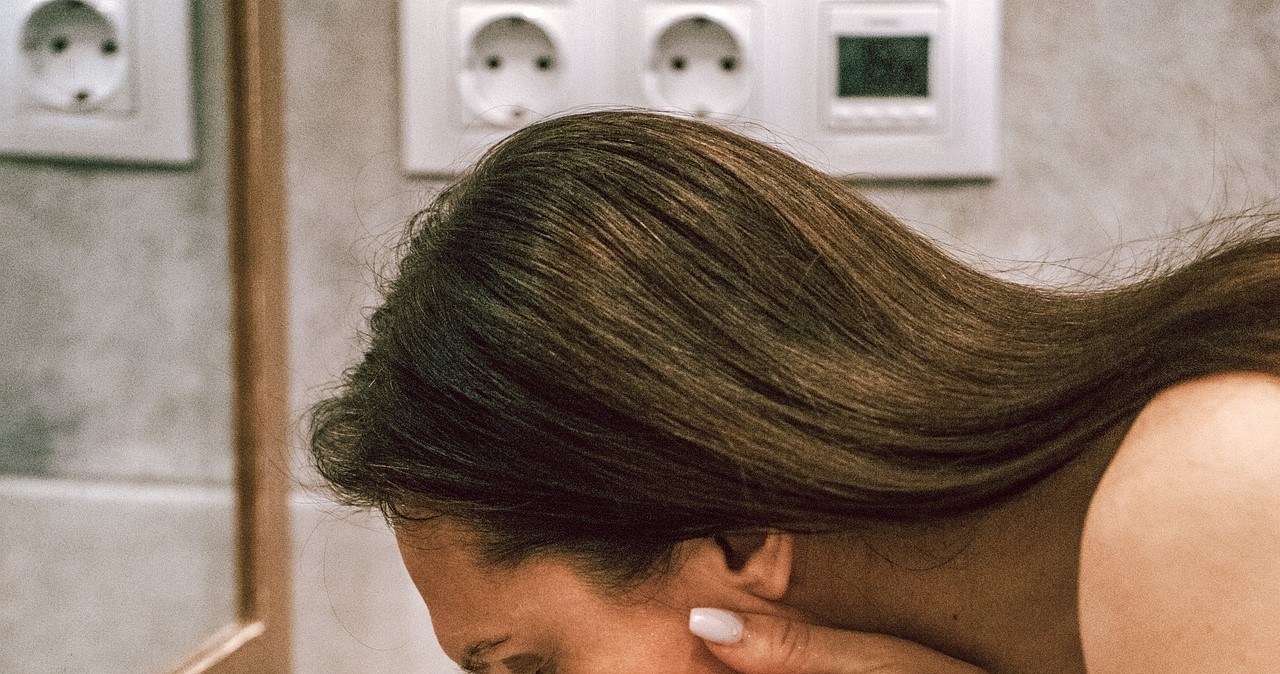 Do you wash your teeth or face first? You may be surprised, but it matters