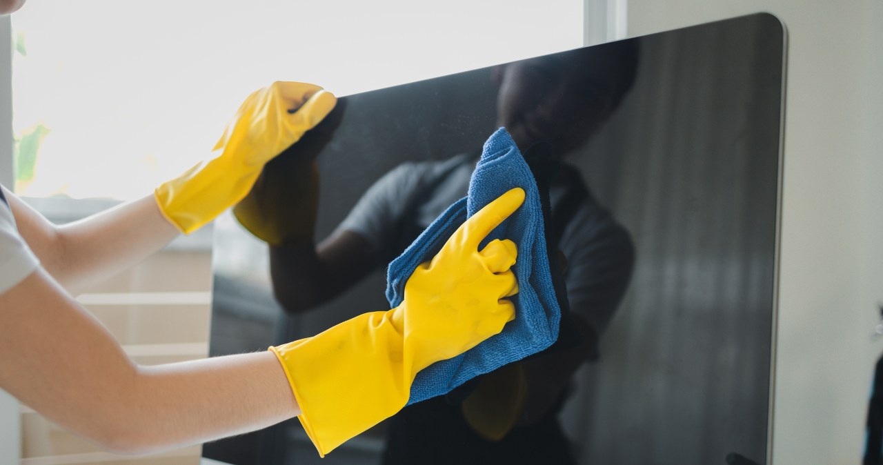 Clean your TV screen with this. You will forget about dust for weeks