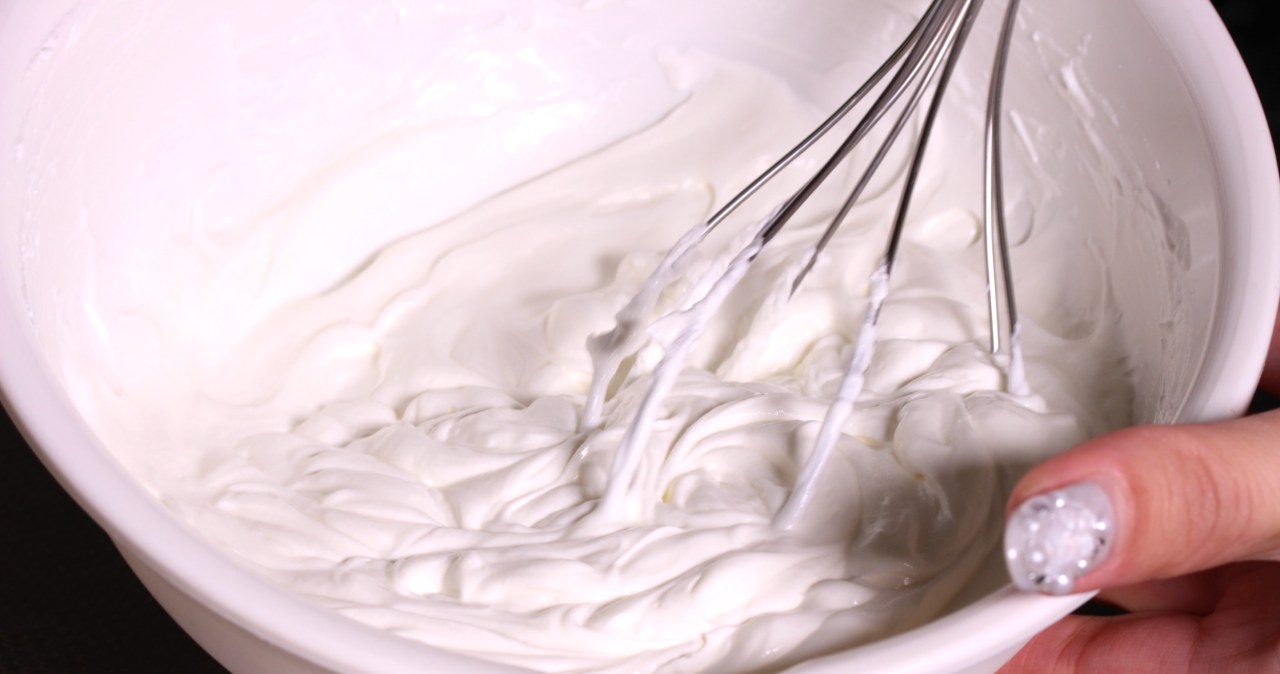 This is how you will make fluffy whipped cream without gelatin. Replace it with this and no more will come out of the cake