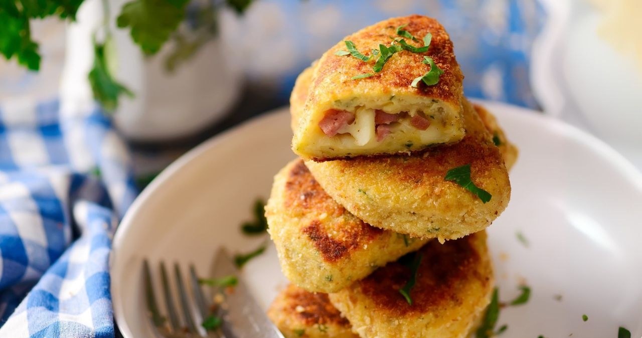 Cold cuts from the Polish People's Republic in the middle of potato cutlets. The idea for dinner is surprising
