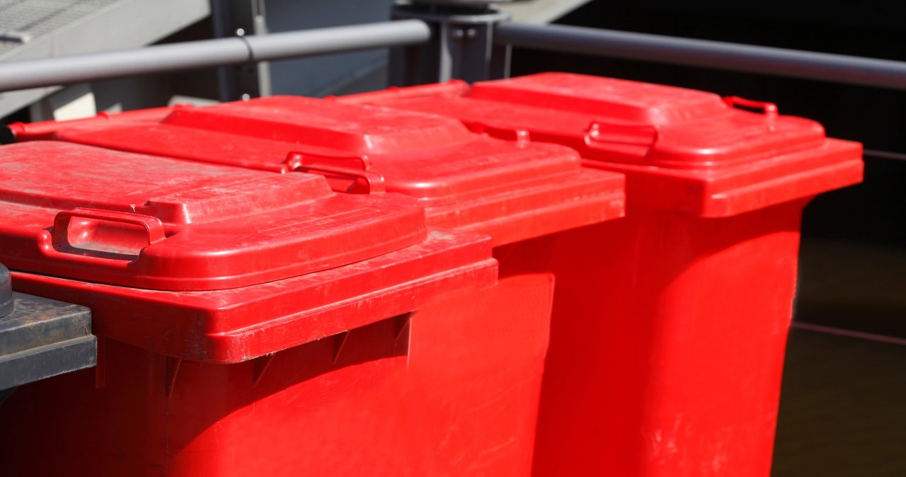 Have you seen red garbage cans? Check what to put in them