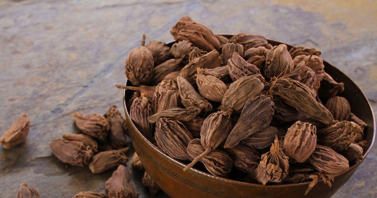 It has a slightly spicy, lemon-sweet taste. Add it to coffee or tea, it will speed up your metabolism and protect your liver