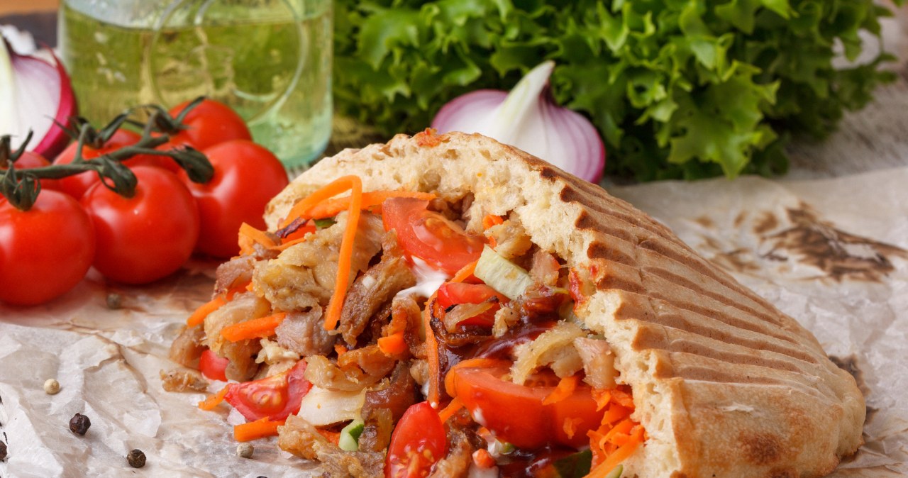 Juicy meat and lots of fresh vegetables. Kebab recipe in Polish