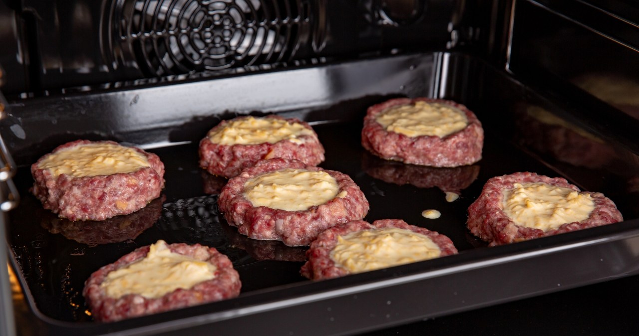 Baked minced cutlets with a surprise. It's a hit in my house, I'll make it for All Saints' Day