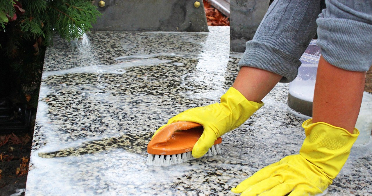 Just 1 product from the medicine cabinet is enough. There will be no trace of moss or tarnish on the tombstone