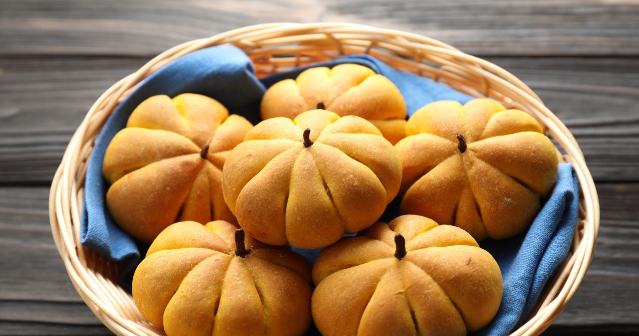 You will make delicious rolls from pumpkin purée. They will be perfect for autumn breakfasts and dinners