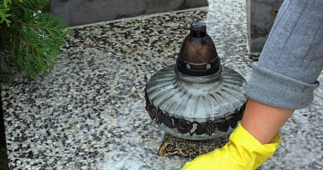 This is how quickly you can clean a terrazzo tombstone. Without streaks and stains in just a few minutes