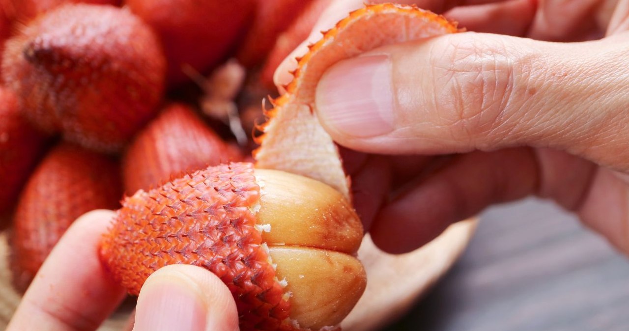 Underneath the "snake skin" there is the taste of banana, apple and pineapple. Supports heart function, heart and eye health