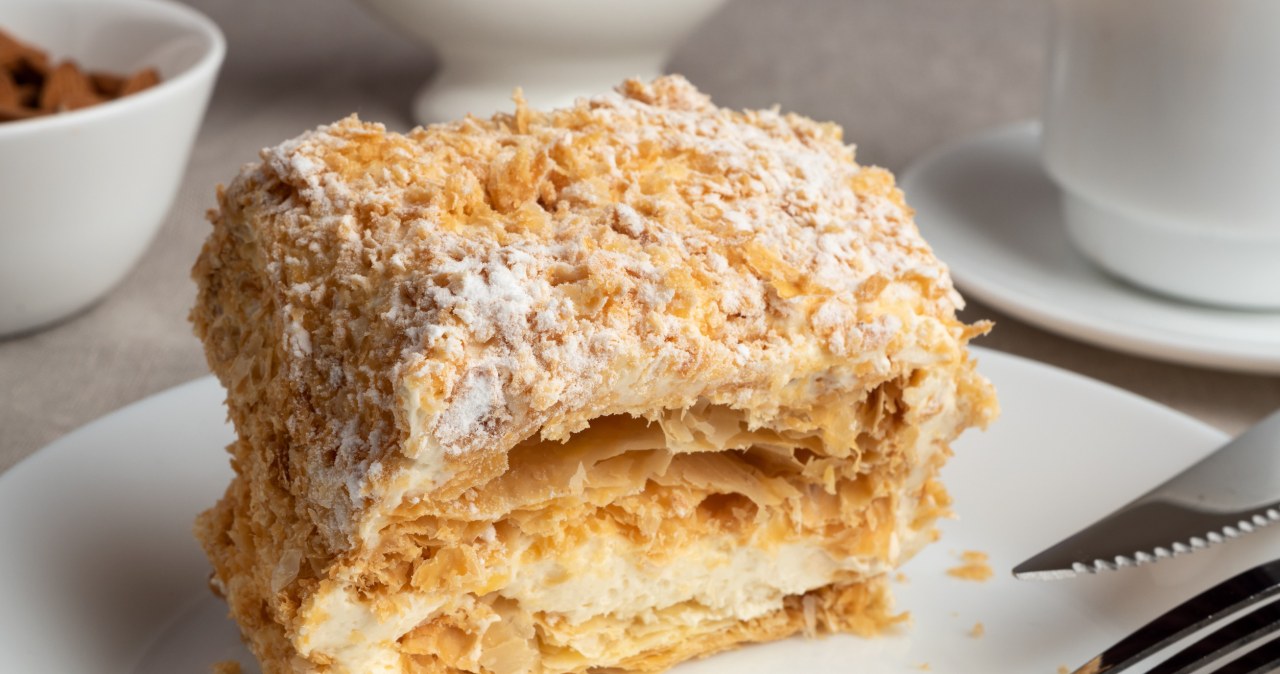 A light cake for Sunday. Pudding filling between buttery tops